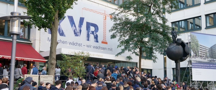 Foreigners in Munich are standing in line for months at the Ausländerbehörde - but why? 