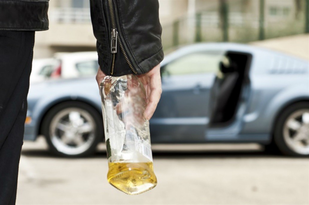 Para muchos jóvenes, manejar alcoholizado no es un riesgo