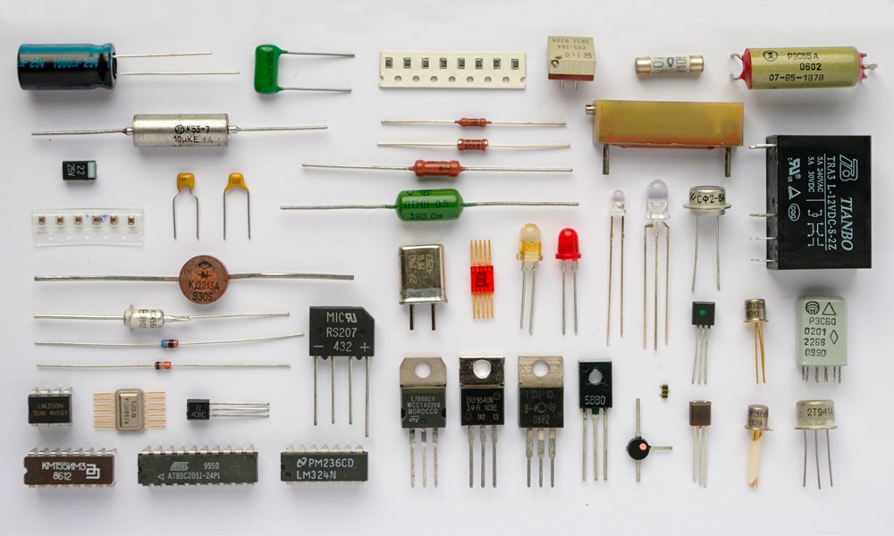 Интегральные приборы. Резисторы транзисторы конденсаторы диоды. Резистор конденсатор 6 с 231. Радиодетали микросхемы транзисторы конденсаторы. Транзистор 2т208м.
