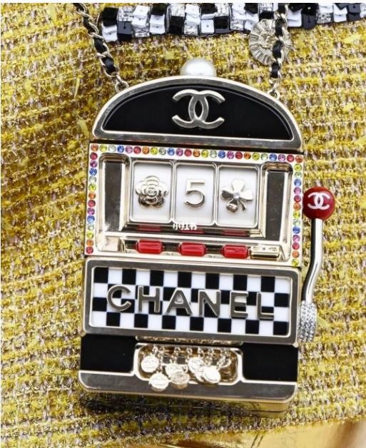 2023 Cruise Resort Collection: As soon as the tennis racket handbag debuts, it becomes the focus of CHANEL's big show! 