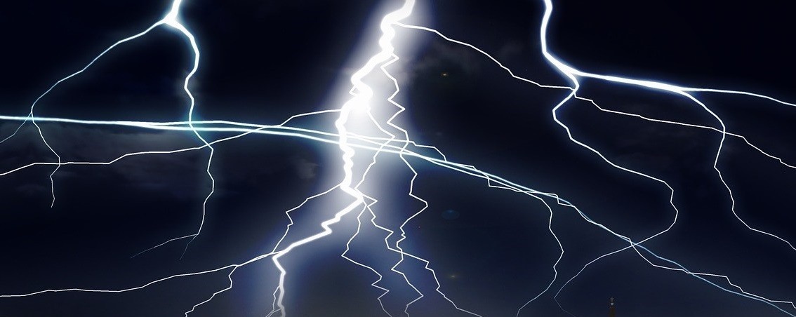 Lightning versus Surge Protector, estabilizador de voltaje y UPS - ¿Quién gana?