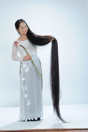 An interesting story about the woman with the longest hair in Vietnam