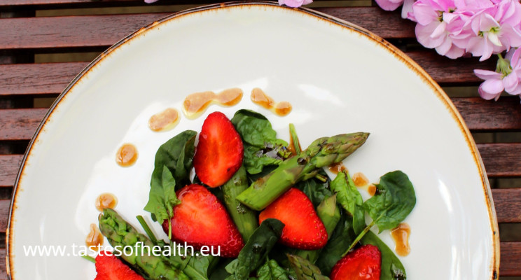 Spinach Salad with Strawberries and Asparagus