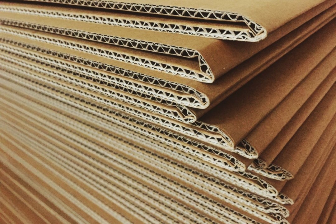 Composition and shape of corrugated cardboard