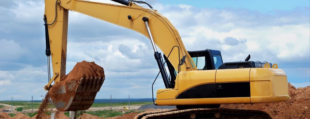 What are the risks involved with hiring plant and equipment?