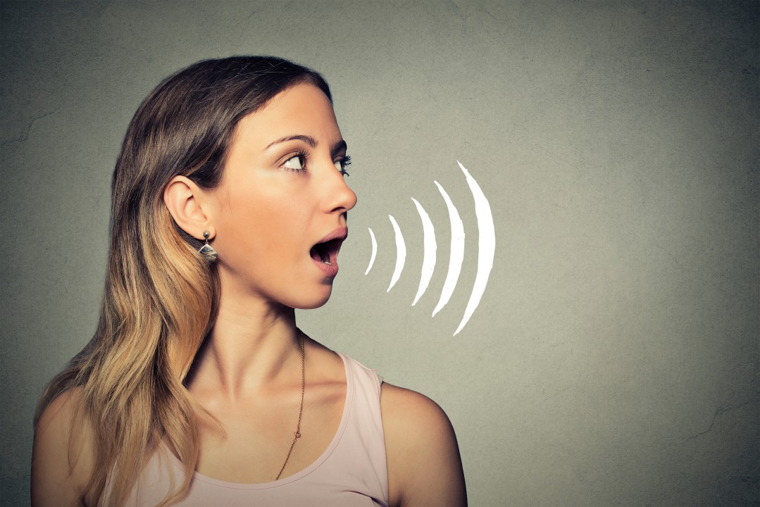 La importancia del tono de la voz al momento de hablar en público