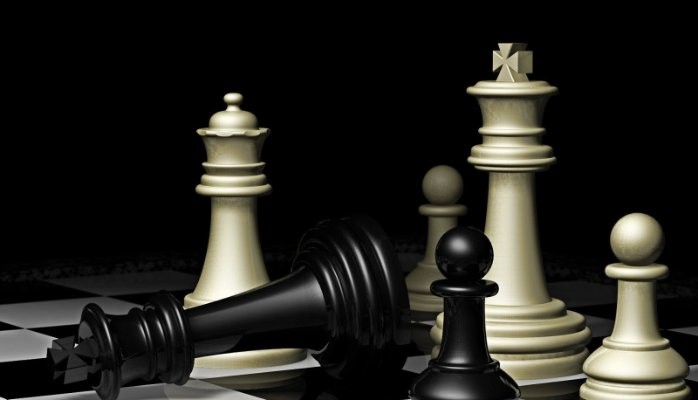 Conceito de estratégia de negócios. peão dando a última etapa final para  fazer o xeque-mate no xadrez.