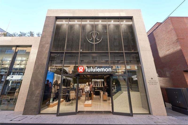 I was not expecting this! Lnked in my st0refr0nt! #lululemon
