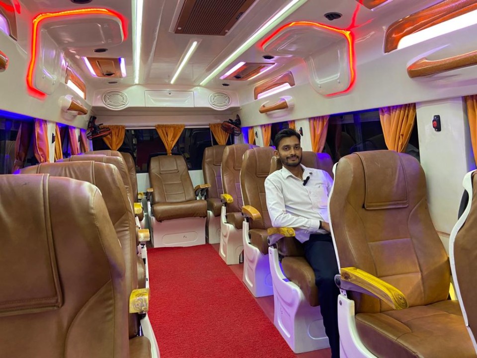 12 Seater Maharaja Tempo Traveller Rental Indore Call 9522505152
