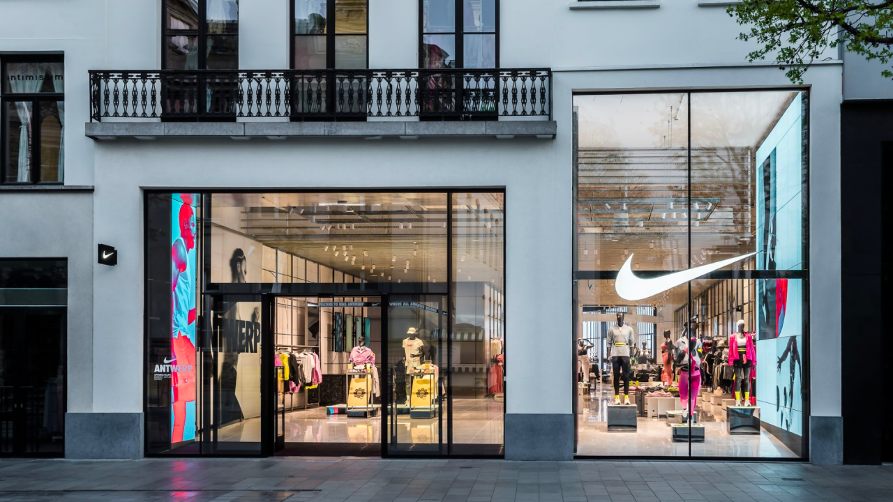 Voorspeller Vermeend cliënt Nieuwe Nike Store in Antwerpen, gedurfd statement van Runner's Lab & ...