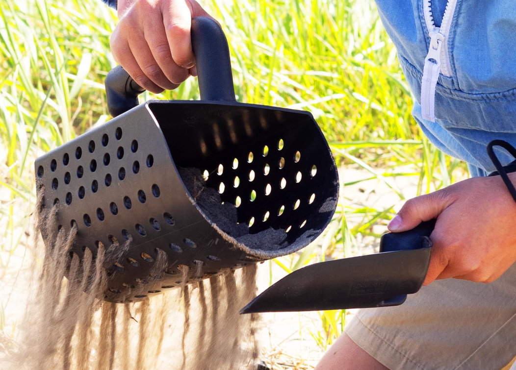 5 Best Sand Scoops for Metal Detecting 🔍 Expert Reviews and