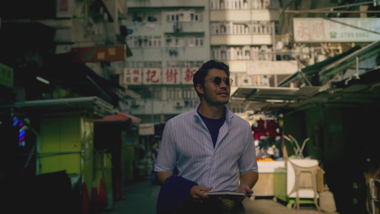 24 hours to experience the sweet, savoury and spicy sides of Hong Kong? Join “Crazy Rich Asians” star Henry Golding as he roams around to discover some of the city’s hidden gems and, in the process, find time to get a smart hair cut at a traditional barber shop, mark his presence for the gods and seek blessings for the child he’s expecting at an ancient temple, dine like a duke at a storied establishment and wind up his day soaking up some sultry nightlife.   Courtesy of Hong Kong Tourism Board    #hongkong #brandhongkong #asiasworldcity #cosmopolitanhk #hellohongkong #HenryGolding 