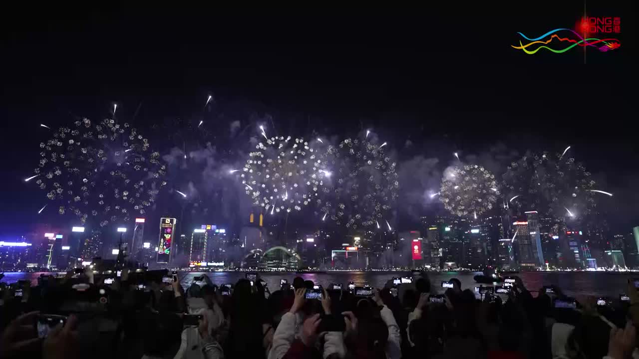 A grand fireworks display lights up the night sky over Victoria Harbour! Heralding the start of the Year of the Dragon, the 23-minute extravaganza, presented in eight scenes, included the auspicious number “8” in gold and red colours to signify endless wealth and fortune. Kung Hei Fat Choi!   #hongkong #brandhongkong #asiasworldcity #YearofTheDragon #VictoriaHarbour #fireworks #megaHK