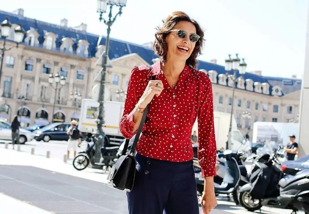She is the most fashionable woman in Paris, and also the "Chanel on earth",  at the age of 65, she dresses elegantly and advanced
