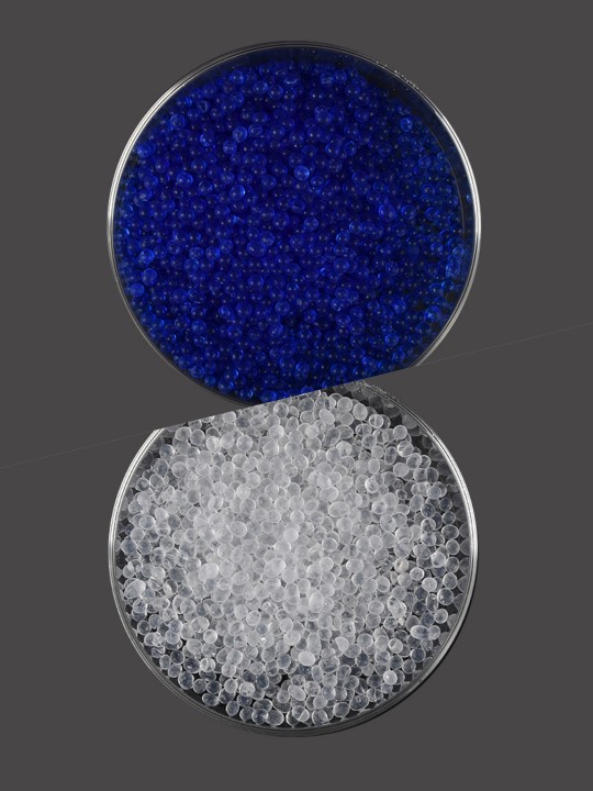 The difference between colorless silica gel desiccant and blue