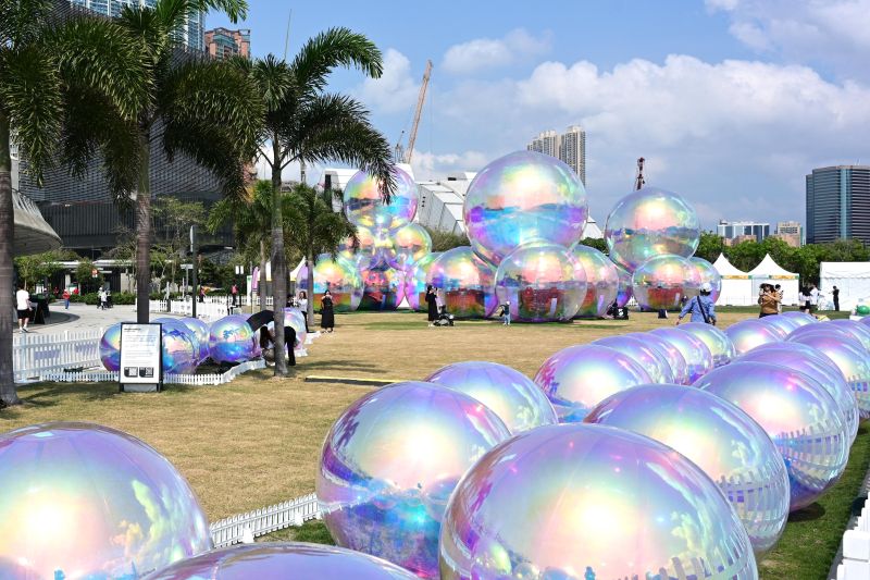 Bubble fun! Pop by the West Kowloon Waterfront Promenade to see “Ephemeral”, a world-class international light and sound installation featuring giant translucent rainbow-hued bubbles (Mar 22 - Apr 7). Created by Australian design studio Atelier Sisu, the award-winning public art display is bringing a new glow to Victoria Harbour. Capture gorgeous moments with your loved ones!   https://lnkd.in/gVJj7UeP   #hongkong #brandhongkong #asiasworldcity #artsandculture #megaevents #megaHK #WKCD #Ephemeral West Kowloon Cultural District Authority