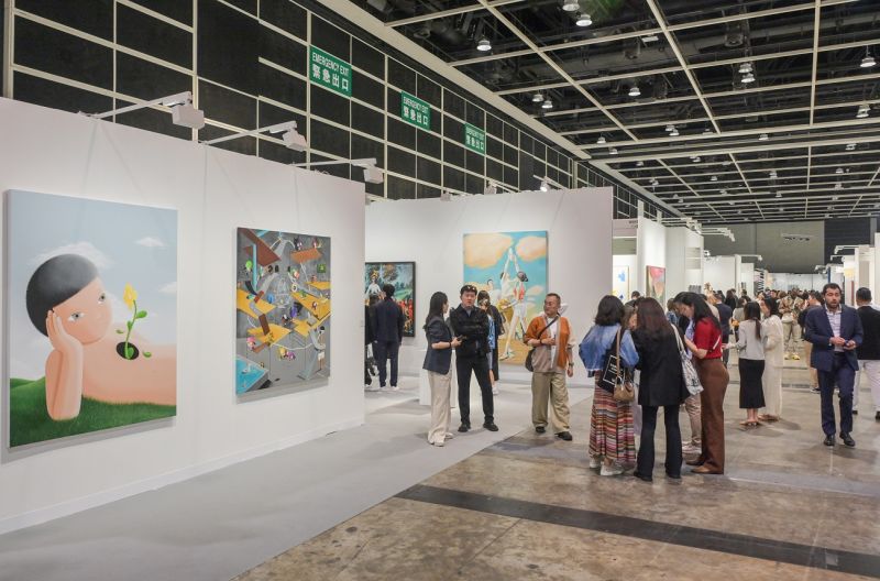 The world-renowned Art Basel Hong Kong (Mar 28-30) opened today featuring works from more than 240 top galleries around the globe. Art enthusiasts are flocking to the Hong Kong Convention and Exhibition Centre for a close-up view of contemporary artworks and spectacular installations, including 16 large-scale projects by local and international artists. #ArtBaseHK2024 is the flagship event of #ArtMarch. Follow Brand Hong Kong for more arts and cultural highlights.   #hongkong #brandhongkong #asiasworldcity #megaevents #megaHK #ArtMarch #artfair #ContemporaryArt #ArtBaselHK2024 Hong Kong Convention and Exhibition Centre (Management) Limited