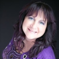 Raelisa Schmidt headshot