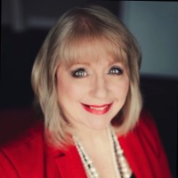 Shannon Holmes headshot