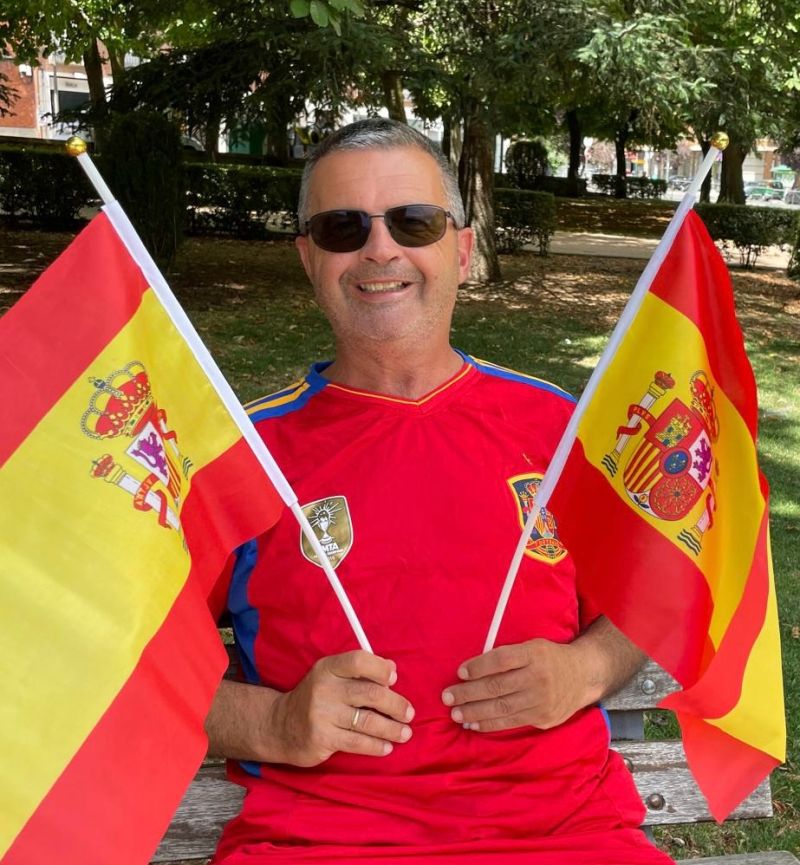 dress code in spanish Seville Cathedral, being a religious site, has a that emphasizes modesty. Visitors should ensure their shoulders and knees are covered. Specifically, sleeveless tops, tank tops, and hats are not allowed Dress code in perfect shape