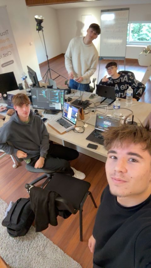 Travailler à 18 ans, c’est spécial.
Tu veux être sérieux,
mais t’as encore une tête d’ado dans certains commerces.
Tu veux parler business,
et on te demande ta carte d’identité.
Tu expliques un… | Adrien Legeleux | 14 commentaires