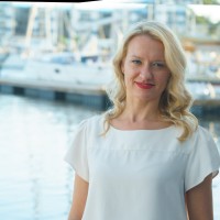 Erin Alls headshot