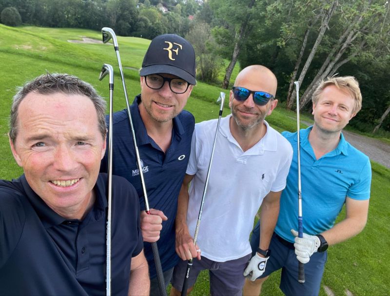 Question: How many golfers does it take to change a lightbulb?💡 Your Question: How many golfers does it take to change a lightbulb?💡 Your